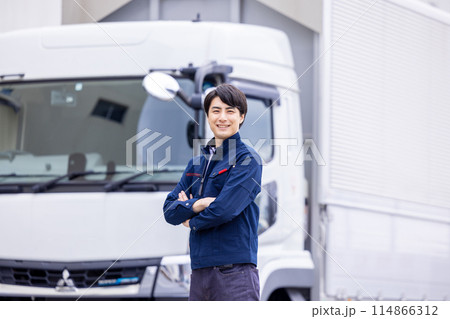 トラックの前に立つトラックドライバー トラックの前に立つトラックドライバー 114866312