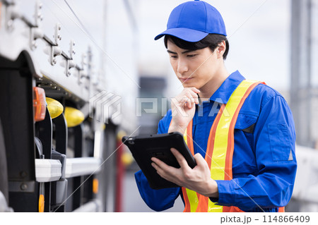 ロードサービス作業員のポートレート 114866409