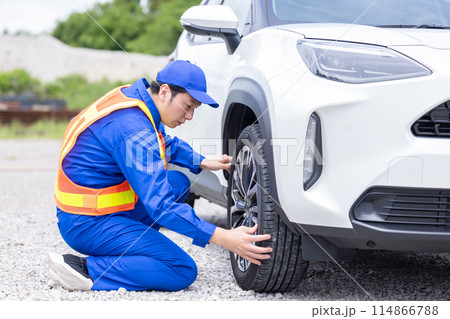 ロードサービス作業員のポートレート 114866788