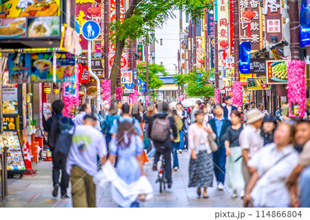 日本の横浜都市景観　そこどけそこどけ！自転車様が通る…コロナ禍前では見かけなかった光景＝横浜・中華街 114866804