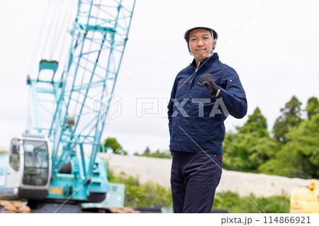 工事現場で働く作業員 114866921