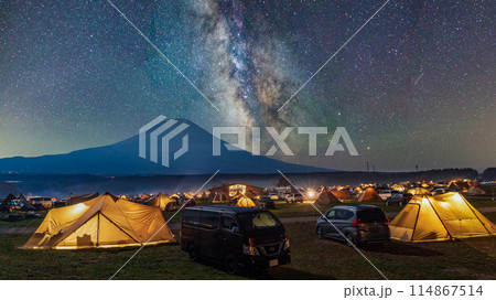「静岡県」キャンプ場から眺める富士山と天の川 114867514