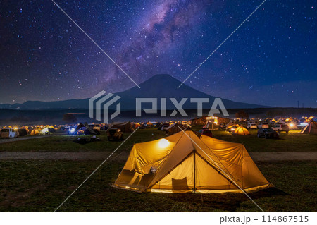 「静岡県」キャンプ場から眺める富士山と天の川 「静岡県」キャンプ場から眺める富士山と天の川 114867515