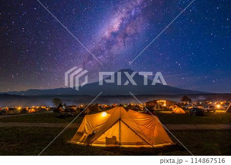 「静岡県」キャンプ場から眺める富士山と天の川 114867516