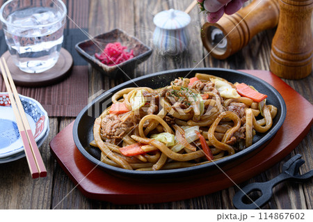 鉄板ソース焼きうどん　讃岐太麺使用の焼きうどん 114867602