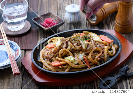鉄板ソース焼きうどん 讃岐太麺使用の焼きうどん 鉄板ソース焼きうどん 讃岐太麺使用の焼きうどん 114867604