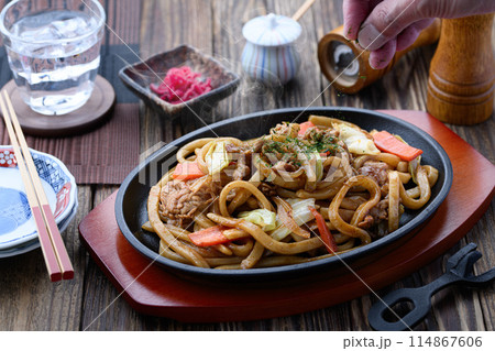 鉄板ソース焼きうどん　讃岐太麺使用の焼きうどん 114867606
