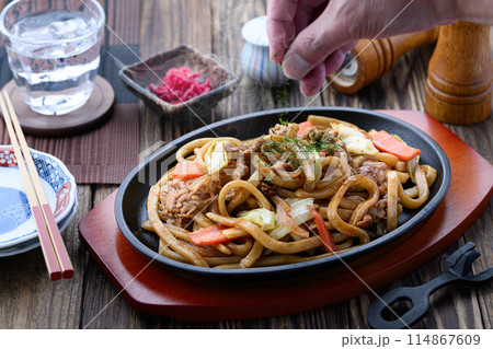 鉄板ソース焼きうどん　讃岐太麺使用の焼きうどん 114867609