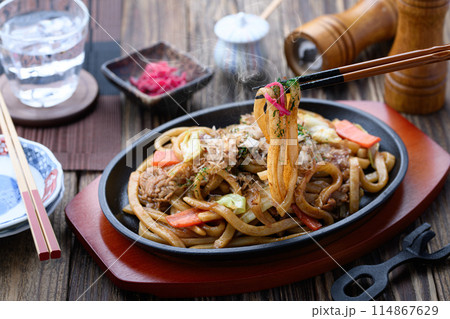 鉄板ソース焼きうどん　讃岐太麺使用の焼きうどん 114867629