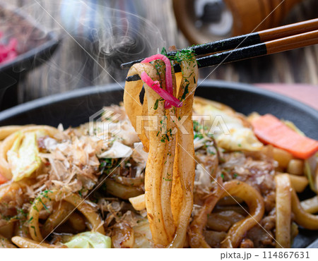 鉄板ソース焼きうどん 讃岐太麺使用の焼きうどん 鉄板ソース焼きうどん 讃岐太麺使用の焼きうどん 114867631