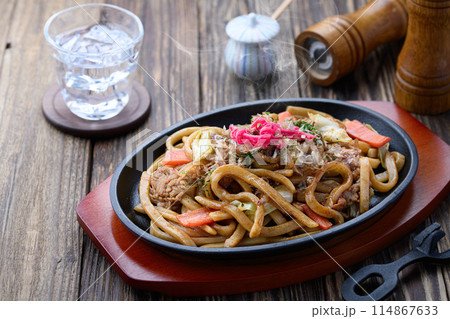 鉄板ソース焼きうどん 讃岐太麺使用の焼きうどん 鉄板ソース焼きうどん 讃岐太麺使用の焼きうどん 114867633