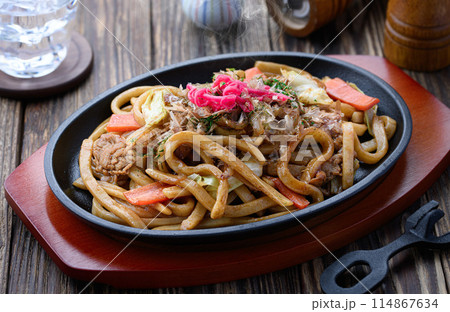 鉄板ソース焼きうどん　讃岐太麺使用の焼きうどん 114867634