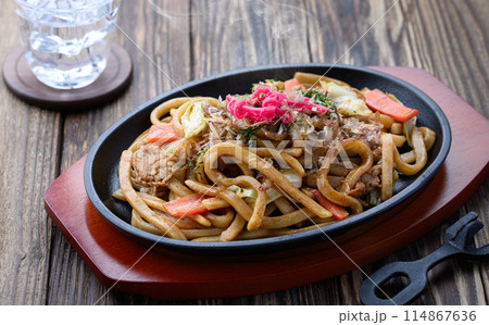 鉄板ソース焼きうどん 讃岐太麺使用の焼きうどん 鉄板ソース焼きうどん 讃岐太麺使用の焼きうどん 114867636