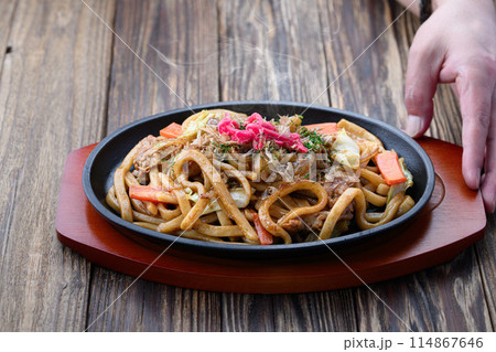鉄板ソース焼きうどん　讃岐太麺使用の焼きうどん 114867646