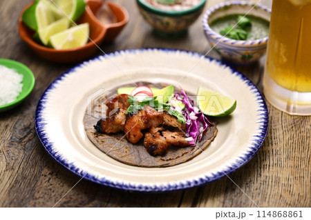 自家製ブルーコーントルティーヤで作る「タコス・アル・パストール」。メキシコ料理 114868861