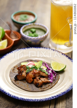 自家製ブルーコーントルティーヤで作る「タコス・アル・パストール」。メキシコ料理 114868862