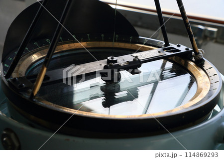 方位儀　護衛艦に装備された方位儀　羅針盤 114869293