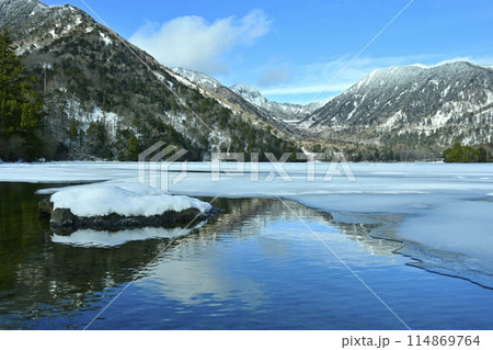 結氷した奥日光湯ノ湖に温泉熱で結氷しない湖面 114869764