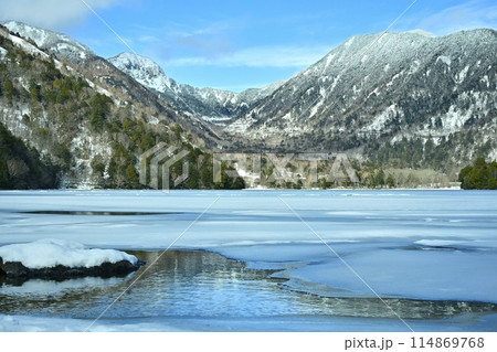 結氷した奥日光湯ノ湖に温泉熱で結氷しない湖面 114869768