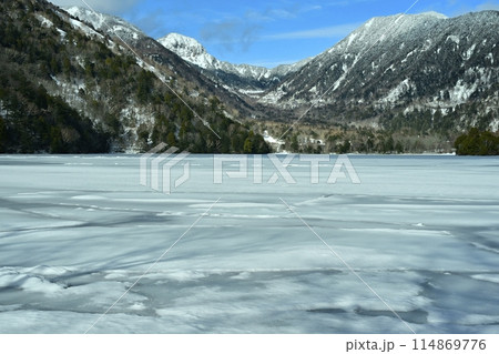 結氷した奥日光湯ノ湖に金精山 114869776