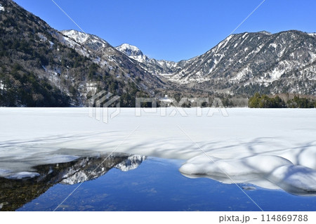 結氷した奥日光湯ノ湖に温泉熱で結氷しない湖面 結氷した奥日光湯ノ湖に温泉熱で結氷しない湖面 114869788