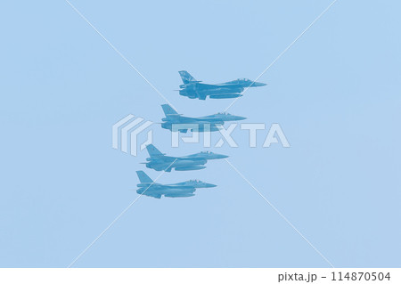ベルギー空軍F-16AM戦闘機のエシュロン編隊 114870504
