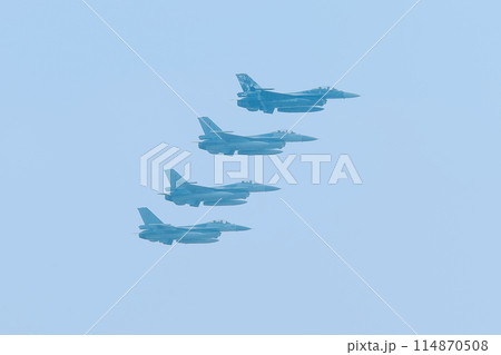 ベルギー空軍F-16AM戦闘機のエシュロン編隊 114870508