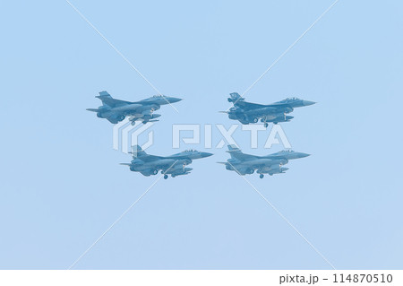 ベルギー空軍F-16AM戦闘機のダイヤモンド編隊 ベルギー空軍F-16AM戦闘機のダイヤモンド編隊 114870510