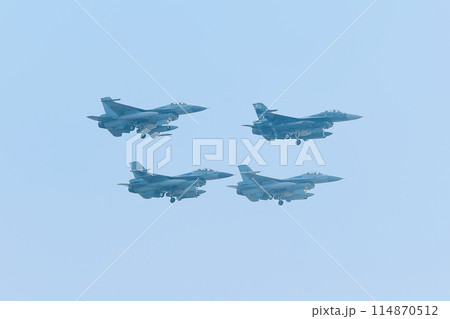 ベルギー空軍F-16AM戦闘機のダイヤモンド編隊 114870512