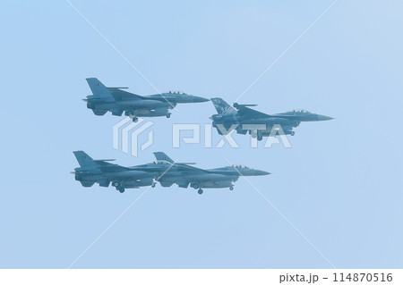 ベルギー空軍F-16AM戦闘機のダイヤモンド編隊 114870516