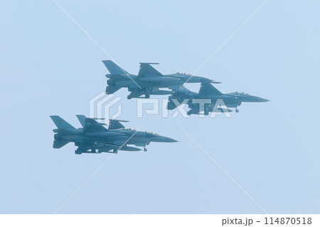 ベルギー空軍F-16AM戦闘機のダイヤモンド編隊 114870518