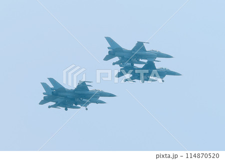 ベルギー空軍F-16AM戦闘機のダイヤモンド編隊 114870520