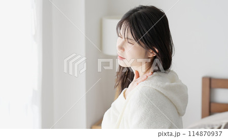 痛む肩を気遣う女性 114870937