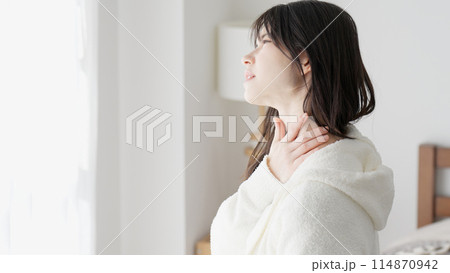 痛む喉を気遣う女性 痛む喉を気遣う女性 114870942