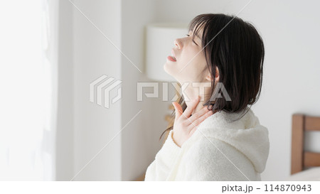 痛む喉を気遣う女性 痛む喉を気遣う女性 114870943