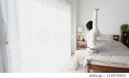 朝起きて伸びをする女性 朝起きて伸びをする女性 114870945