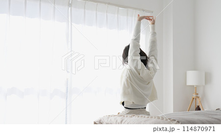 朝起きて伸びをする女性 114870971