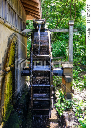 薬師池公園の伝統的な水車(東京都町田市) 薬師池公園の伝統的な水車(東京都町田市) 114871077