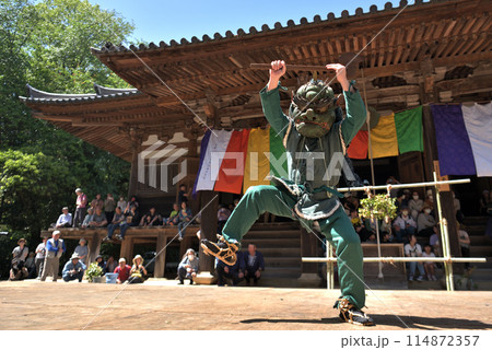 朝光寺　鬼追踊　鉞を持つて踊る青鬼 114872357