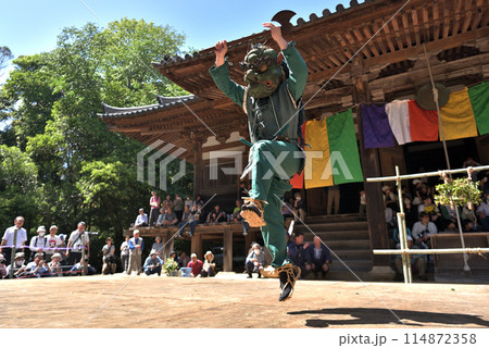 朝光寺　鬼追踊　鉞を持つて踊る青鬼 114872358