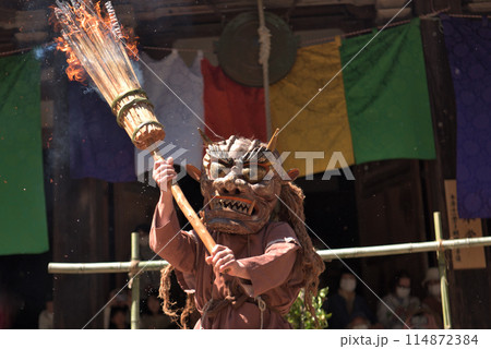 朝光寺　鬼追踊　松明を持って踊る　黄色鬼 114872384