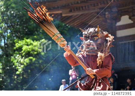 朝光寺　鬼追踊　松明を持って踊る　黄色鬼 114872391