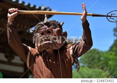 朝光寺　鬼追踊　錫杖を持って踊る赤鬼 114872421