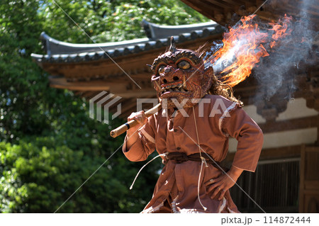 朝光寺　鬼追踊　松明を持って踊る　赤鬼 114872444