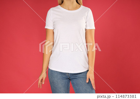 A young woman in a white T-shirt 114873381