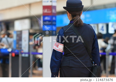 空港のロビーを巡回する警備員　警戒するガードマン 114873876