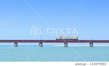 由良川橋梁を渡る汽車 114873903