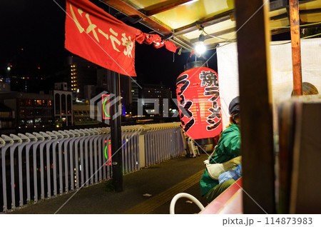 福岡名物、焼きラーメンの屋台 114873983