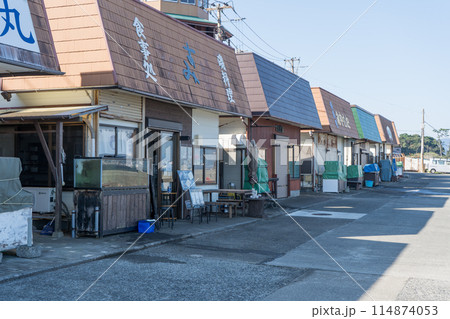 熱海の初島の漁港の料理屋の風景 熱海の初島の漁港の料理屋の風景 114874053
