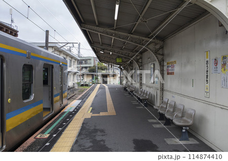 駅に停車する電車 114874410